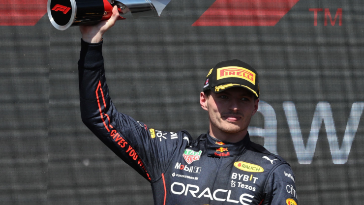 Max Verstappen alza el trofeo de ganador del Gran Premio de Canadá