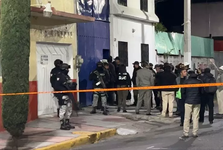 CDMX: Derriban puerta y encuentran litros de gasolina robada en la GAM