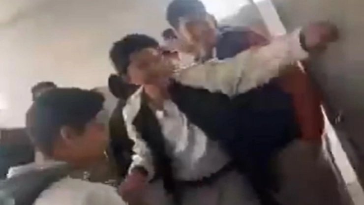 Golpean estudiantes a joven autista en baño del Cobach