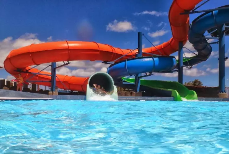 Echan ácido muriático en toboganes de parque acuático; niños se queman