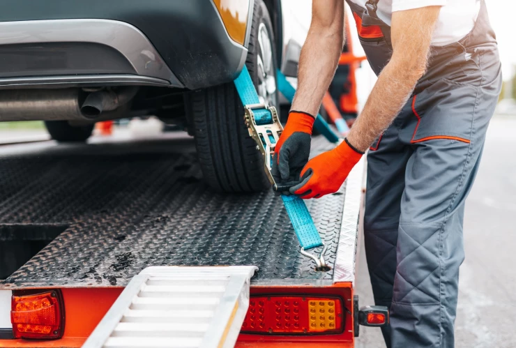 Hombre se lleva auto con la grúa