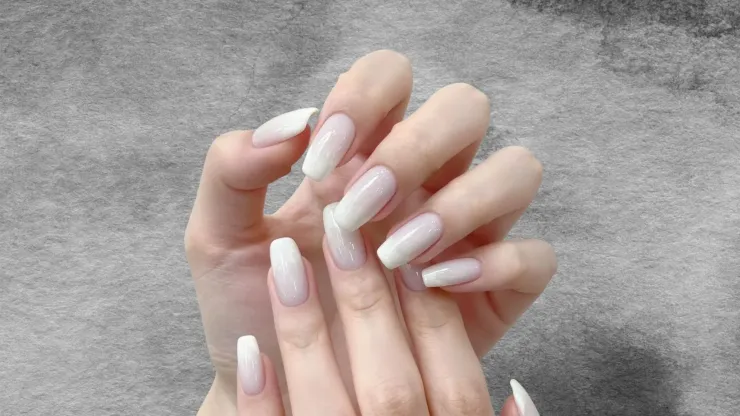 Manicure primavera 2026: 5 diseños en tono Cloud Dancer que dominarán la temporada