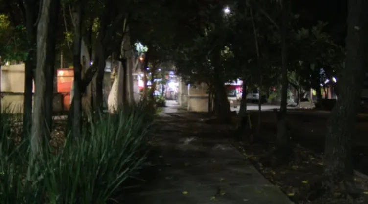 Vecinos denuncian calles oscuras debido a la falta de iluminarias en la Roma; temen ser asaltados