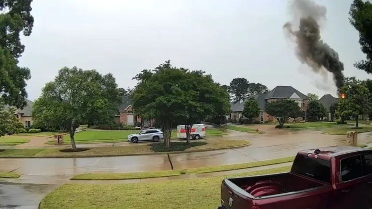 Cámara capta rayo que desata incendio en vivienda de Colleyville, Texas