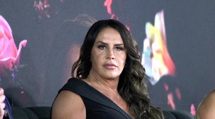 Karla Sofía Gascón responde entre lágrimas hate por sus mensajes en X