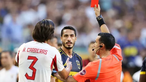 Figal recibió la roja de César Ramos y la FIFA lo suspendió por 4 partidos