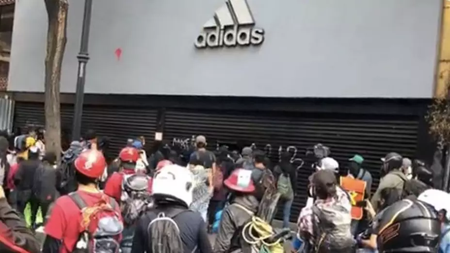 saqueo adidas.jpg