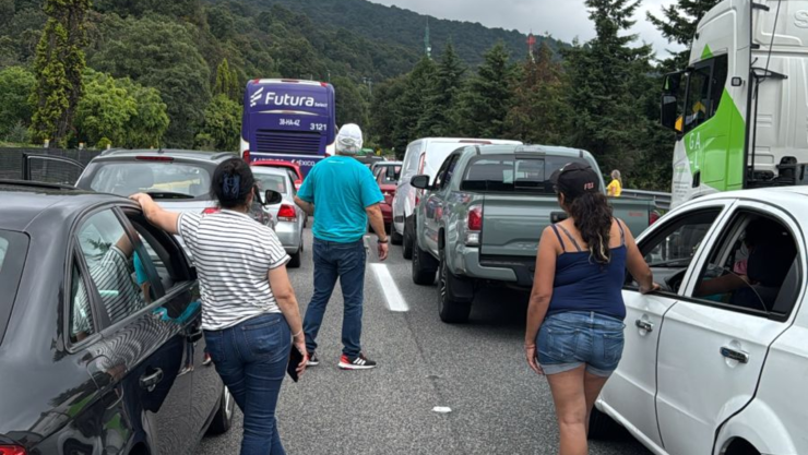 Dos accidentes colapsan la México-Cuernavaca.jpg
