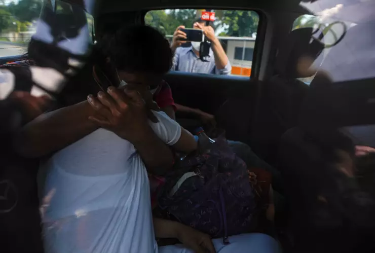 El Salvador libera a mujer condenada por aborto involuntario.