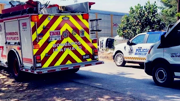 Tren arrastra camioneta de personal en Irapuato, Guanajuato