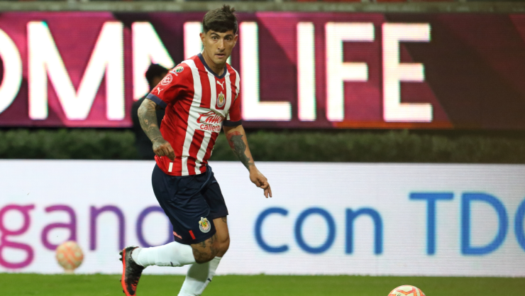 Víctor Guzmán durante partido con Chivas