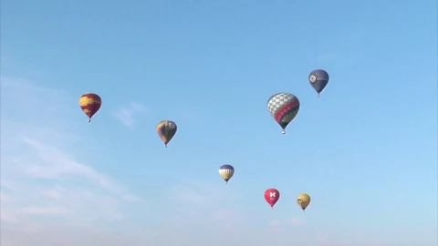 Globos aerost&aacute;ticos pintan de colores el cielo en Crimea