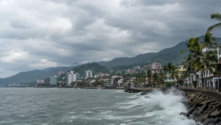 Advierten de Mar de Fondo en Puerto Vallarta; este es el nivel de las olas