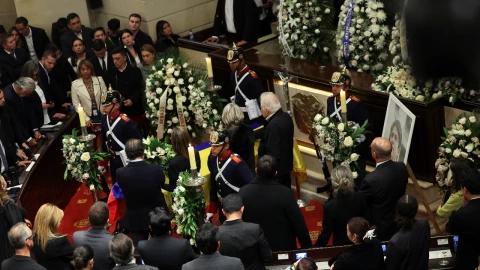 El asesinato de Miguel Uribe Turbay conmociona a Colombia; así fue su homenaje póstumo en Bogotá.