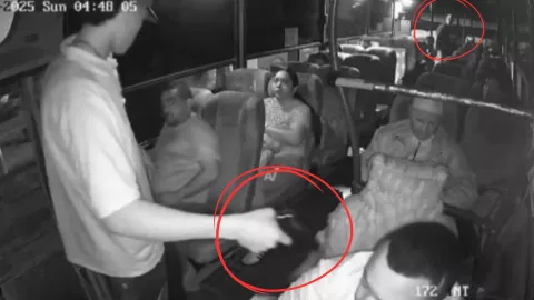 VIDEO FUERTE: Pasajeros y conductor someten a ladrones durante asalto armado en transporte público en Colombia