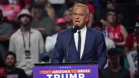 Abren investigación contra Robert F. Kennedy Jr. por cortarle la cabeza a una ballena muerta