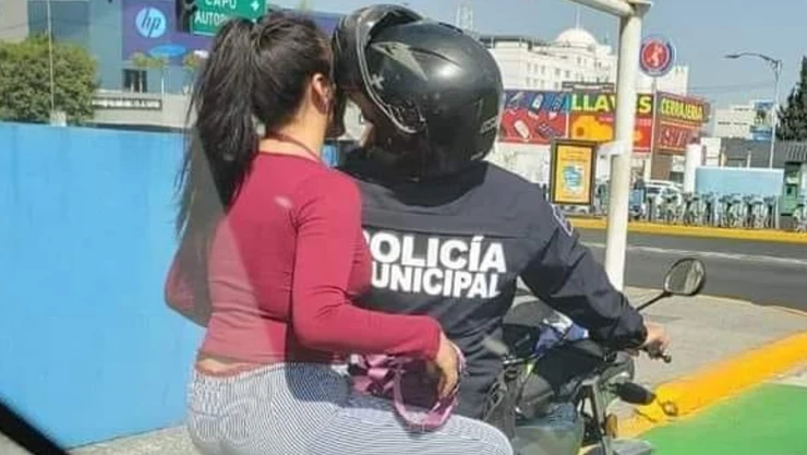 Policía es captado ‘echando novio’ en moto
