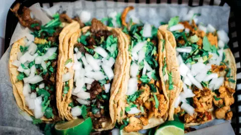 Hombre muerde trompo de pastor y provoca pérdida a taquería