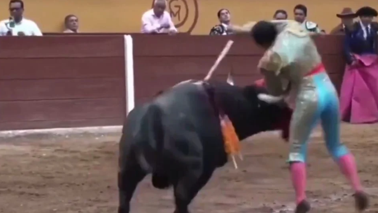 Torero mexicano Emilio Macías, fuera de peligro tras grave cornada en Tlaxcala.