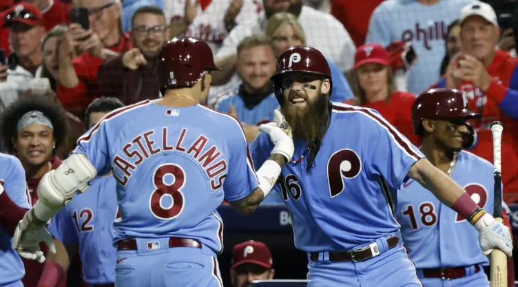 Filis eliminan a Bravos en 4 juegos