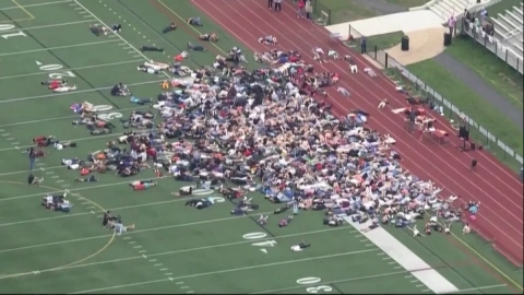 Estudiantes protestan por tiroteo que dejó más de 20 muertos en Texas.