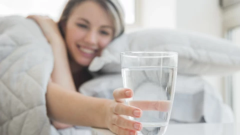 beber agua antes de dormir.png