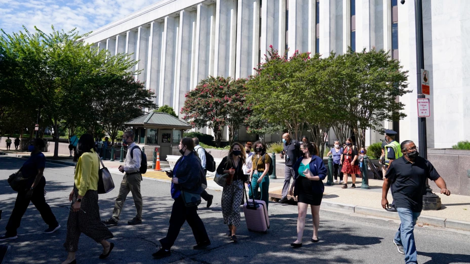 Empleados y personas evacúan la Biblioteca del Congreso de EU por amenaza de bomba