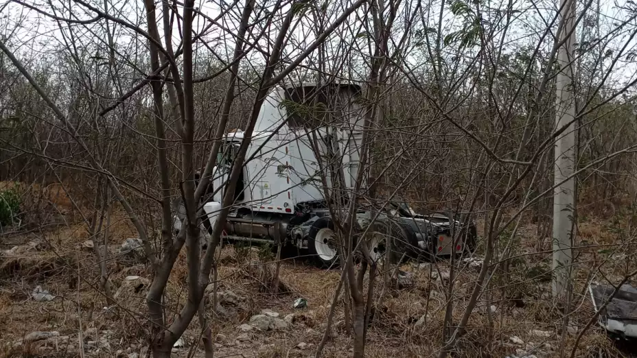 FOTOS Trailero chocó y ABANDONÓ el vehículo en periférico