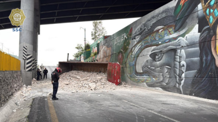 Bloqueo en la México-Puebla tras volcadura de tráiler que cargaba cascajo 10 de agosto