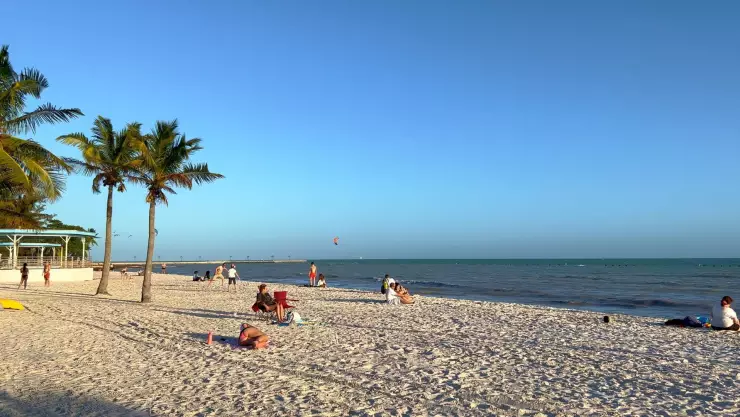 La playa de Florida, Higgs Beach, se encuentra entre las infectadas