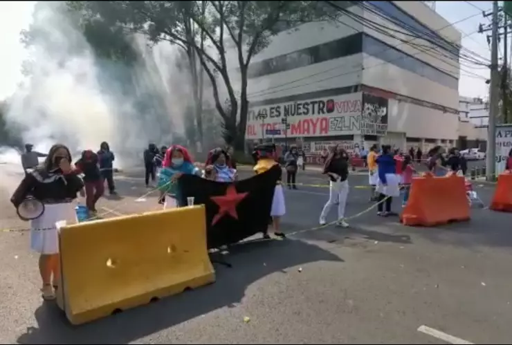 Integrantes de la comunidad indígena Otomí indicó que realizaron la quema de documentos del INPI por la detención de siete de sus compañero por lo que bloquearon la avenida México-Coyoacán.
