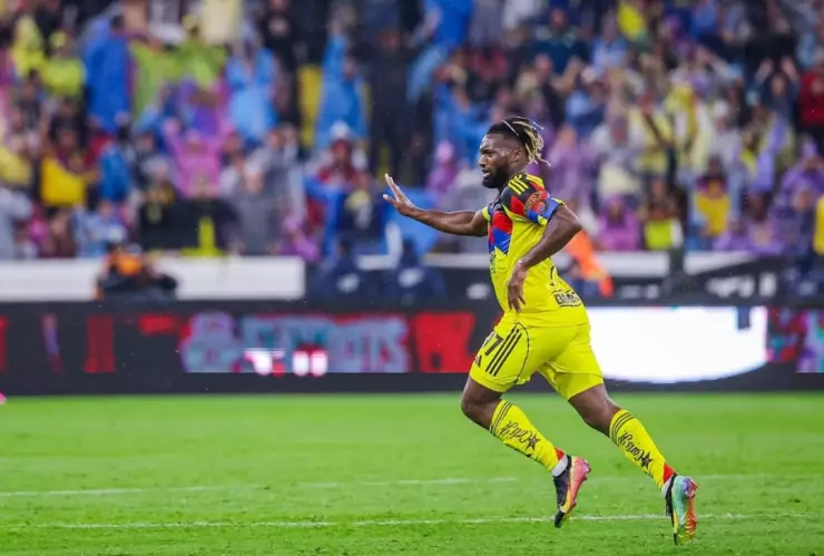Saint-Maximin jugando en el América