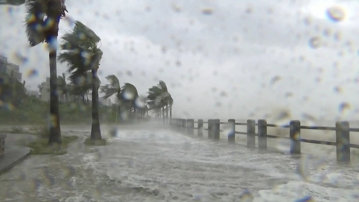 Tifón Kompasu, el más fuerte del año, golpea China y deja decenas de muertos.