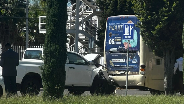 Camioneta se impacta contra unidad de transporte público