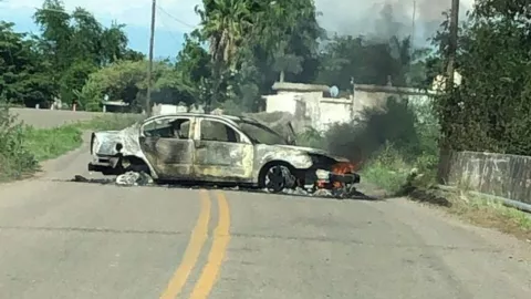 Queman carros y bloquean caminos en Sinaloa de Leyva