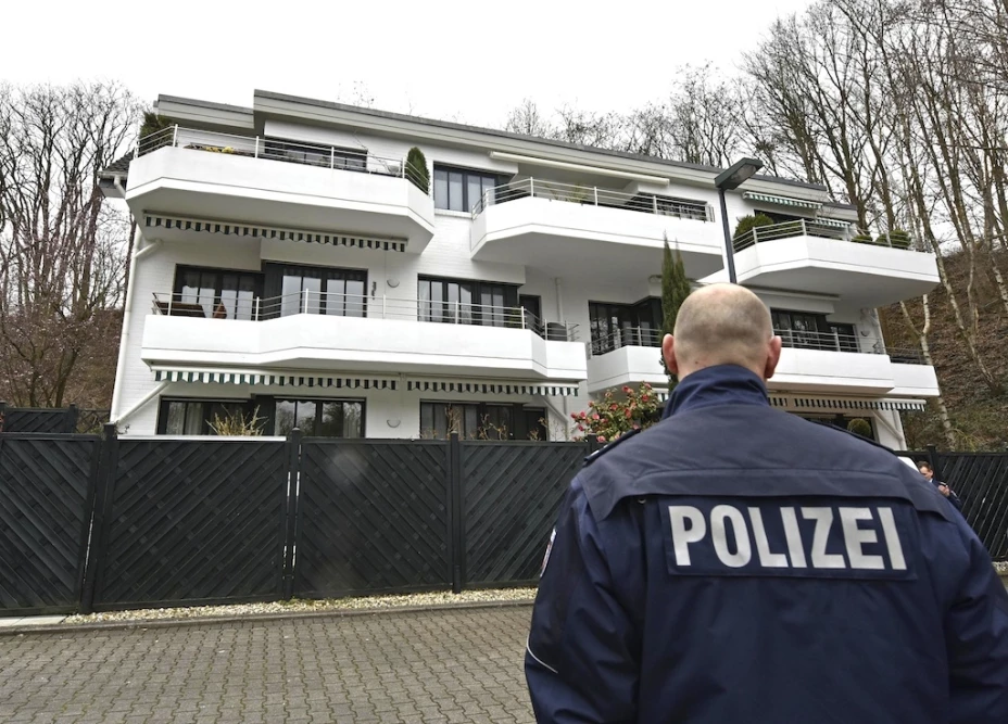 Un agente de policía ante un edificio de apartamento sdonde se cree vivía Andreas Lubitz