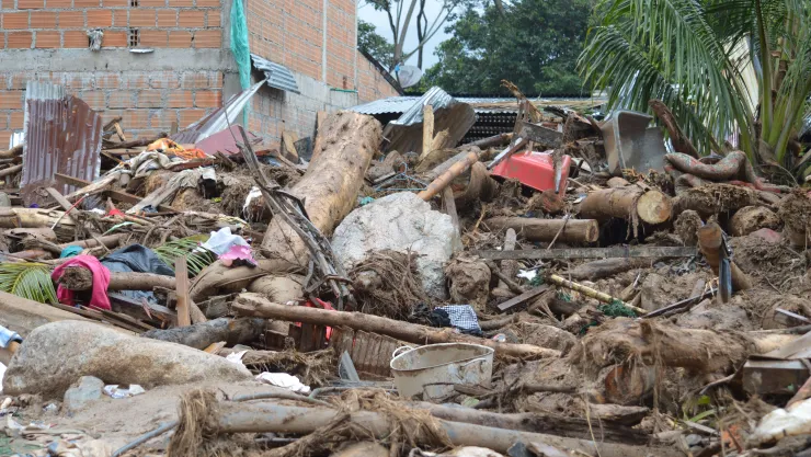 Terremoto de magnitud 7.7 en Indonesia deja 38 muertos y miles de evacuados