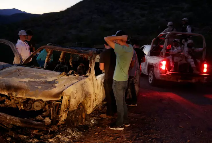 Foto del miércoles de familiares de los muertos tras un ataque de hombres armados miran los restos de uno de los autos en los que viajaban las familias asesinadas en Bavispe, estado Sonora. 5 de noviembre del 2019. Imagen: Reuters