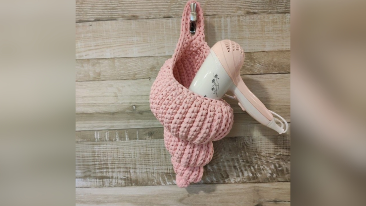 Cómo tejer una funda de pared a crochet para la secadora y plancha de cabello para ganar espacio en el baño