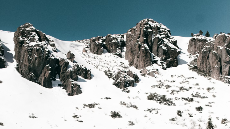 ESQUIADOR MONTAÑA CALIFORNIA.png