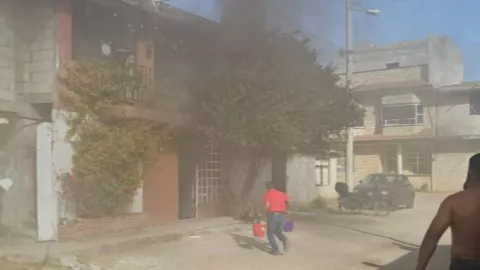 FOTOS: Así se observa el incendio de casa en la colonia Guadalupe Caleras en Puebla hoy 29 de diciembre