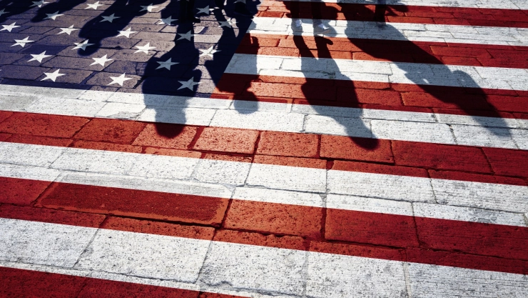 Una familia cruza la frontera hacia EU