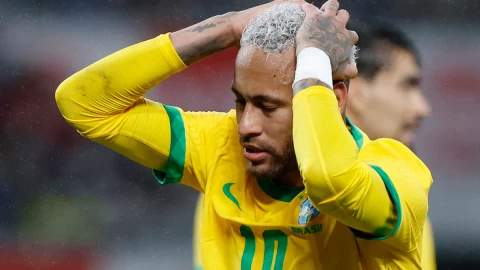 Avión de Neymar aterriza de emergencia en Brasil