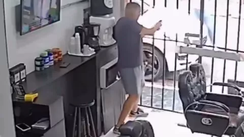 ¡Héroe! Policía frustra robo de AUTOMÓVIL DE LUJO y abate al delincuente VIDEO FUERTE.jpg