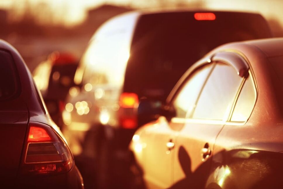 Niño de 5 años muere al quedar encerrado en un auto