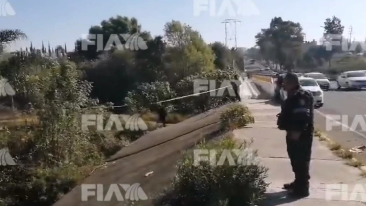 Localizan cuerpo a un costado de la Recta a Cholula, debajo del puente del río Atoyac