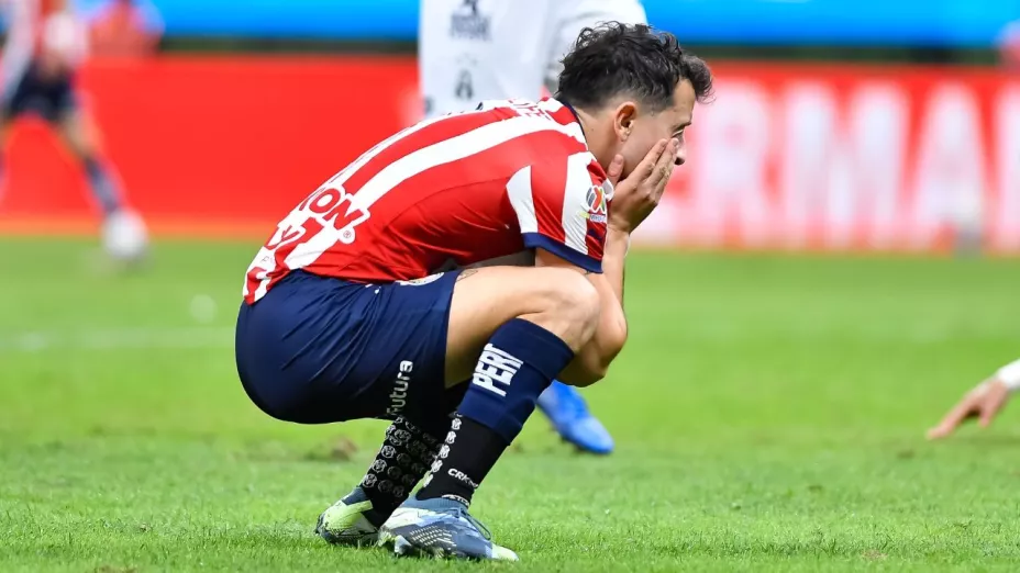 Estrella de Chivas causa baja del equipo para el Clausura 2025