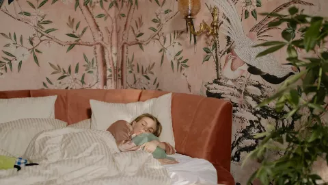 ¿Por qué hay personas que duermen abrazadas a la almohada? Esto dice la psicología