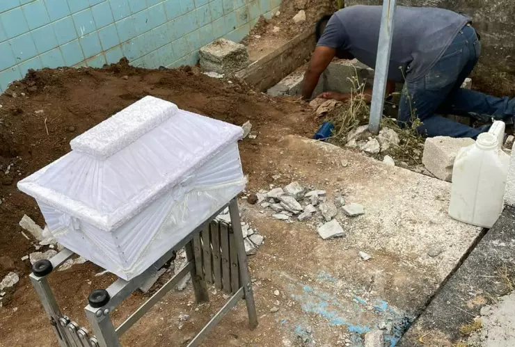 Sepultan a bebé abandonada en caja de zapatos