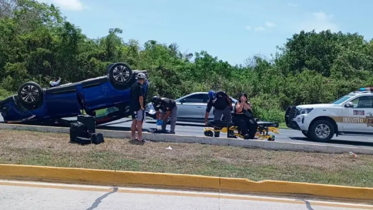 Aparatoso accidente en el Bulevar Colosio de Cancún: Camioneta queda volcada